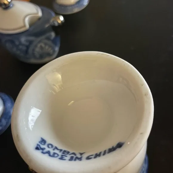 Beautiful Set of Bombay Company Teapot, Sugar bowl and Three mugs/cups. - Picture 9 of 9